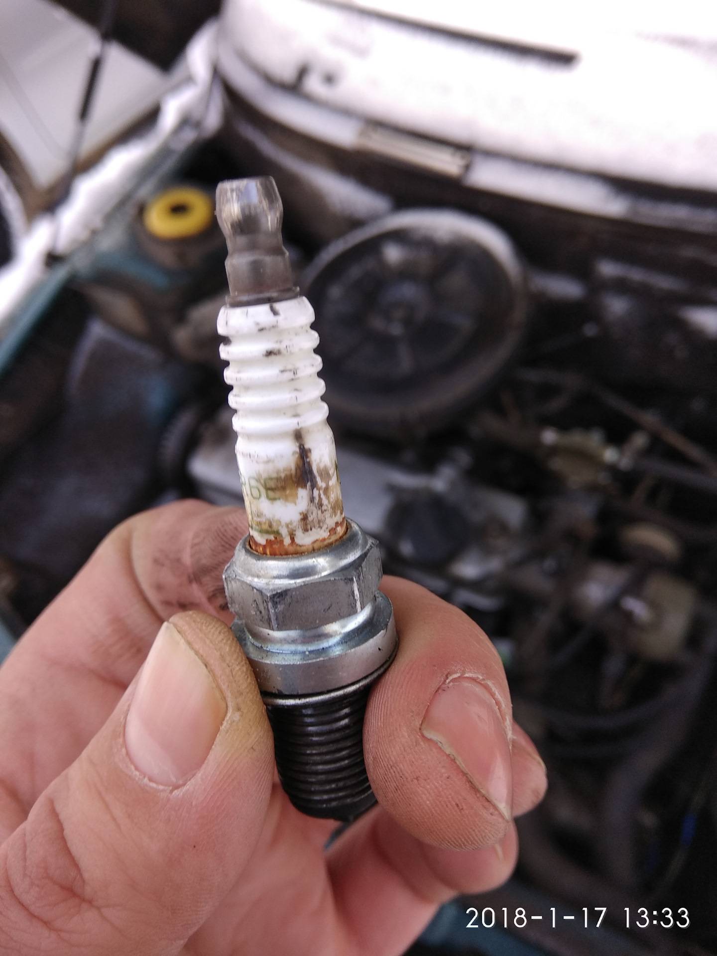 Почему в мороз бензином заливает свечи, причины и как устранить и запустить двигатель