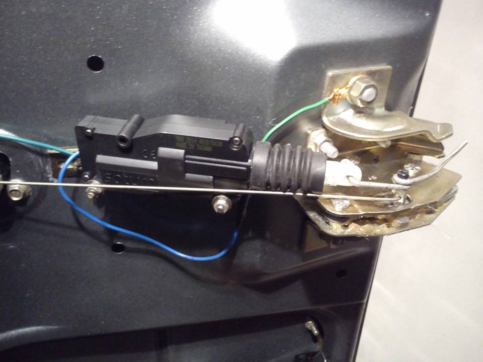 Открывание багажника с брелка сигнализации и кнопки в салоне (часть №1)
