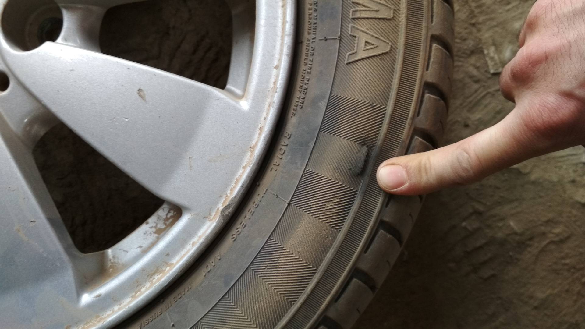 Боковой порез шины: в чем опасность и нужен ли ремонт? – автомобильный блог