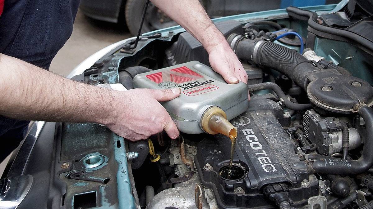 Как правильно доливать масло в двигатель автомобиля?
