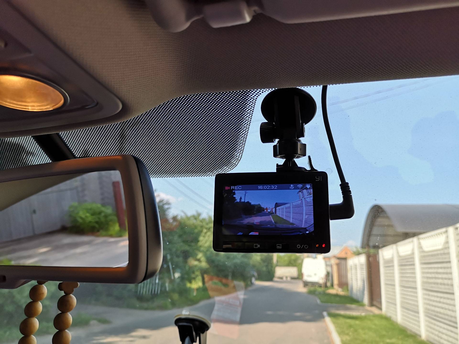 Видеорегистратор и навигатор на лобовом стекле можно размещать только в определенных местах