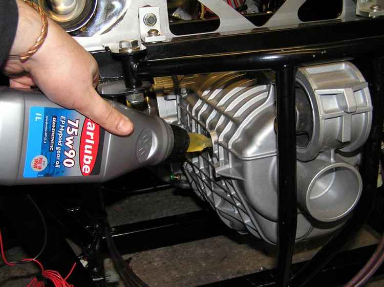 Можно ли лить моторное масло в коробку передач