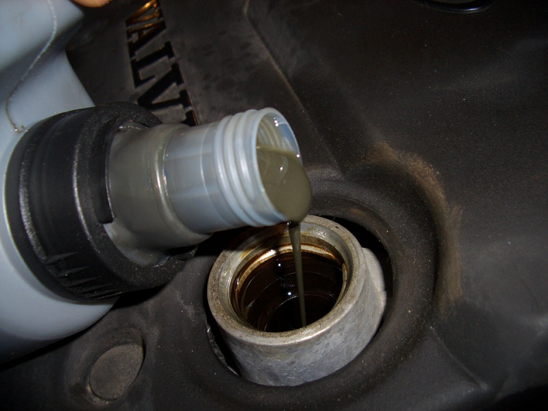 Стоит ли использовать моторное масло с молибденом, плюсы и минусы