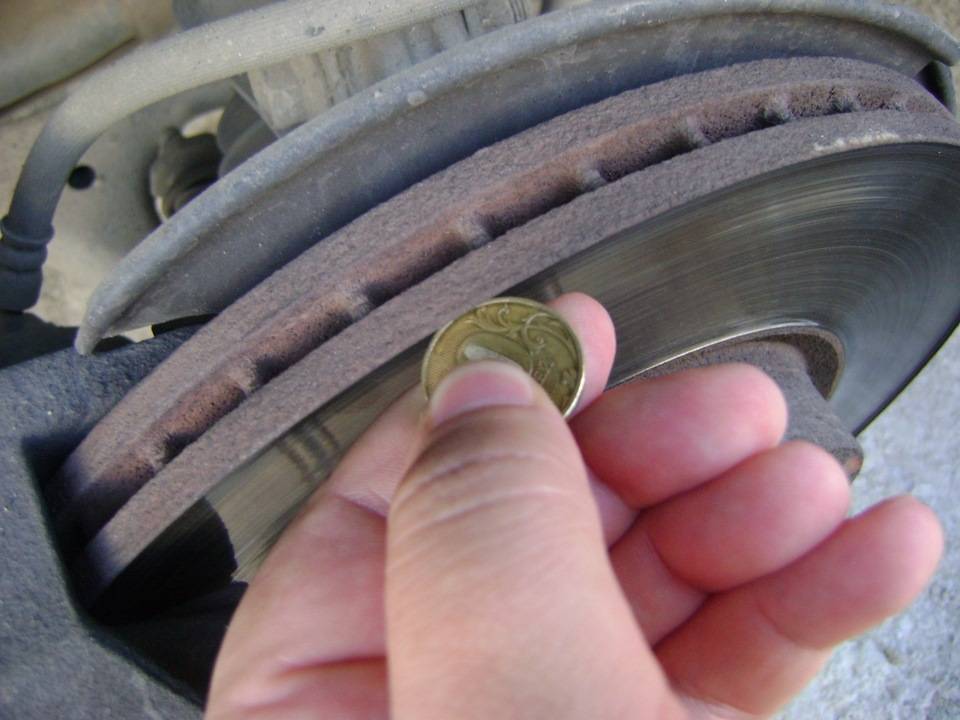 Как измерить толщину тормозных колодок не снимая колеса
