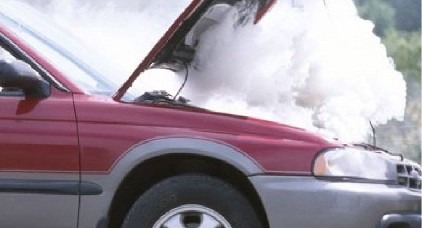 Почему кипит аккумулятор автомобиля при езде — причины и последствия