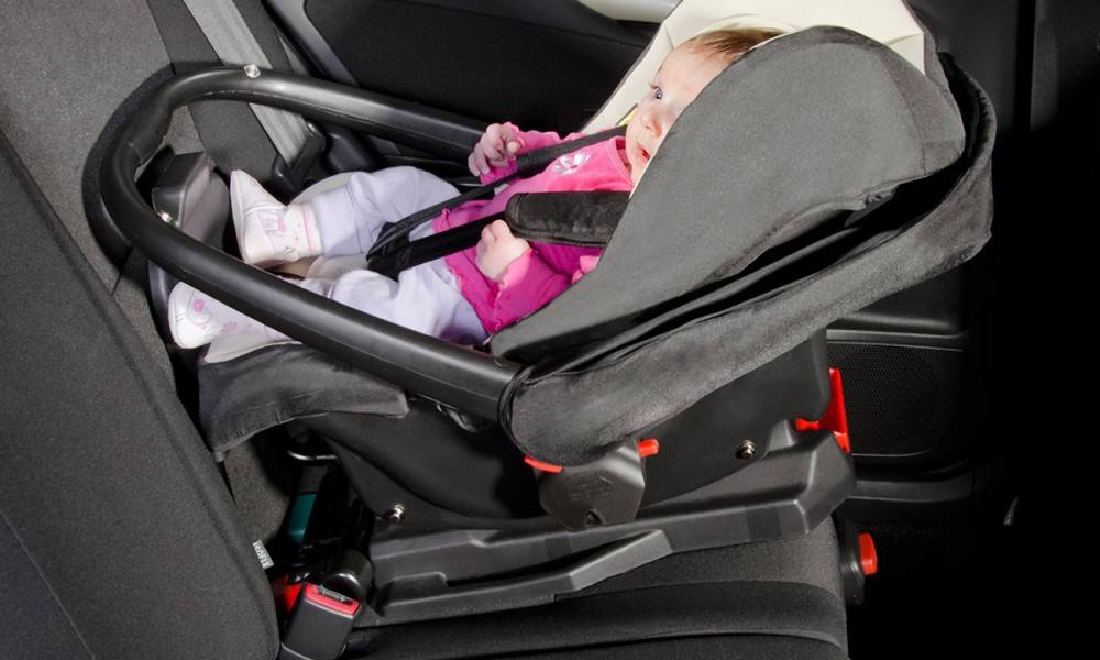 Как крепить детское автокресло в машине ремнями?
