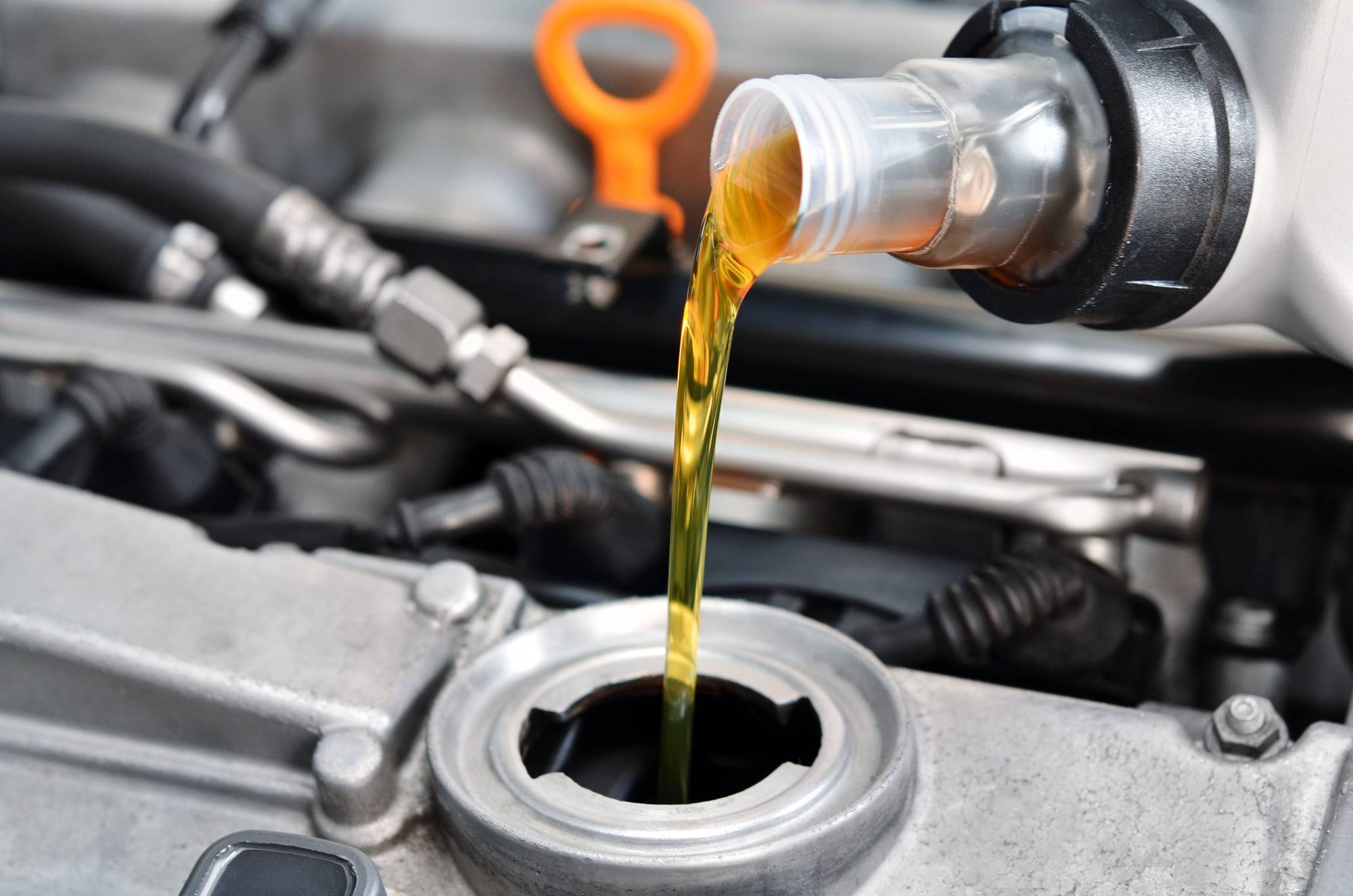 Сколько литров масло нужно заливать в двигатель: уровень нормы