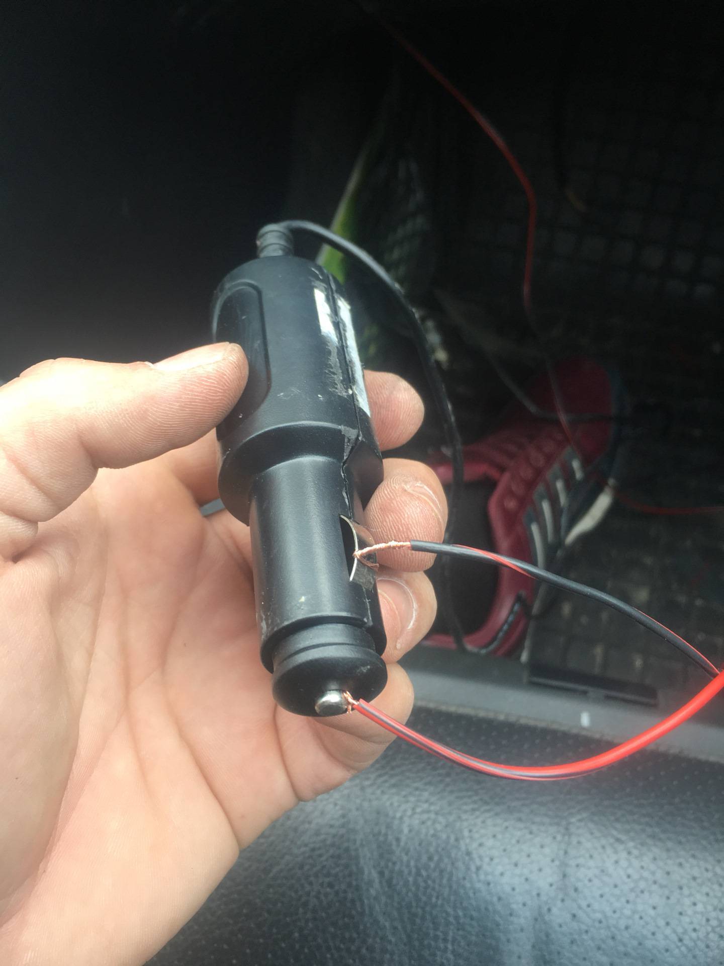 Как правильно установить и подключить видеорегистратор в автомобиле без прикуривателя?