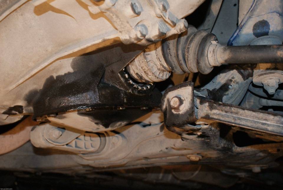 Течет масло между двигателем и коробкой, диагностика и способы ремонта