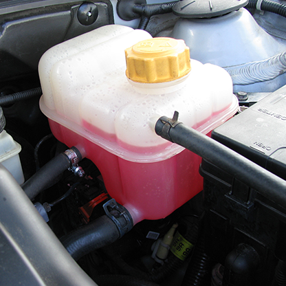 4 коварных ошибки, которые совершают водители при доливке охлаждающей жидкости в авто