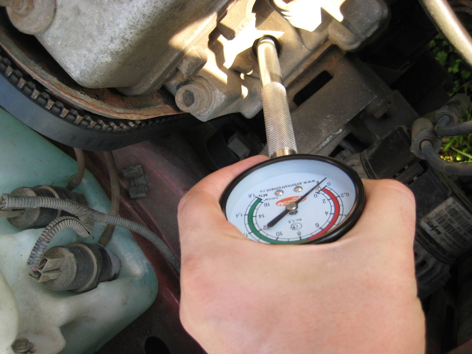 Как проверить компрессию в цилиндрах двигателя?