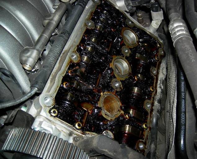 Почему двигатель перерасходует масло, но не дымит
