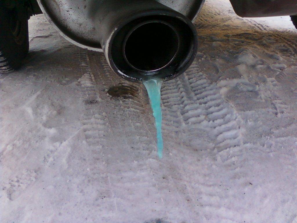 Вода в глушителе автомобиля: почему капает из выхлопной трубы, как убрать