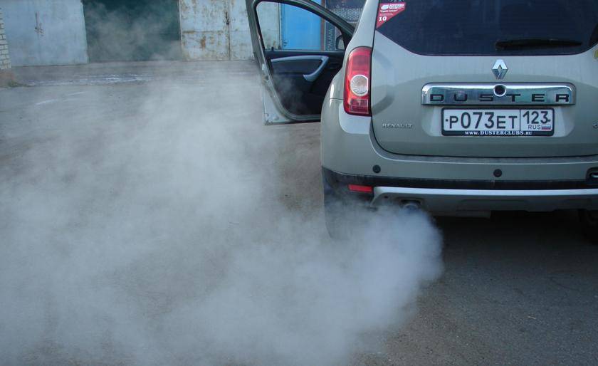 Почему дымит дизельный двигатель синим дымом на горячую