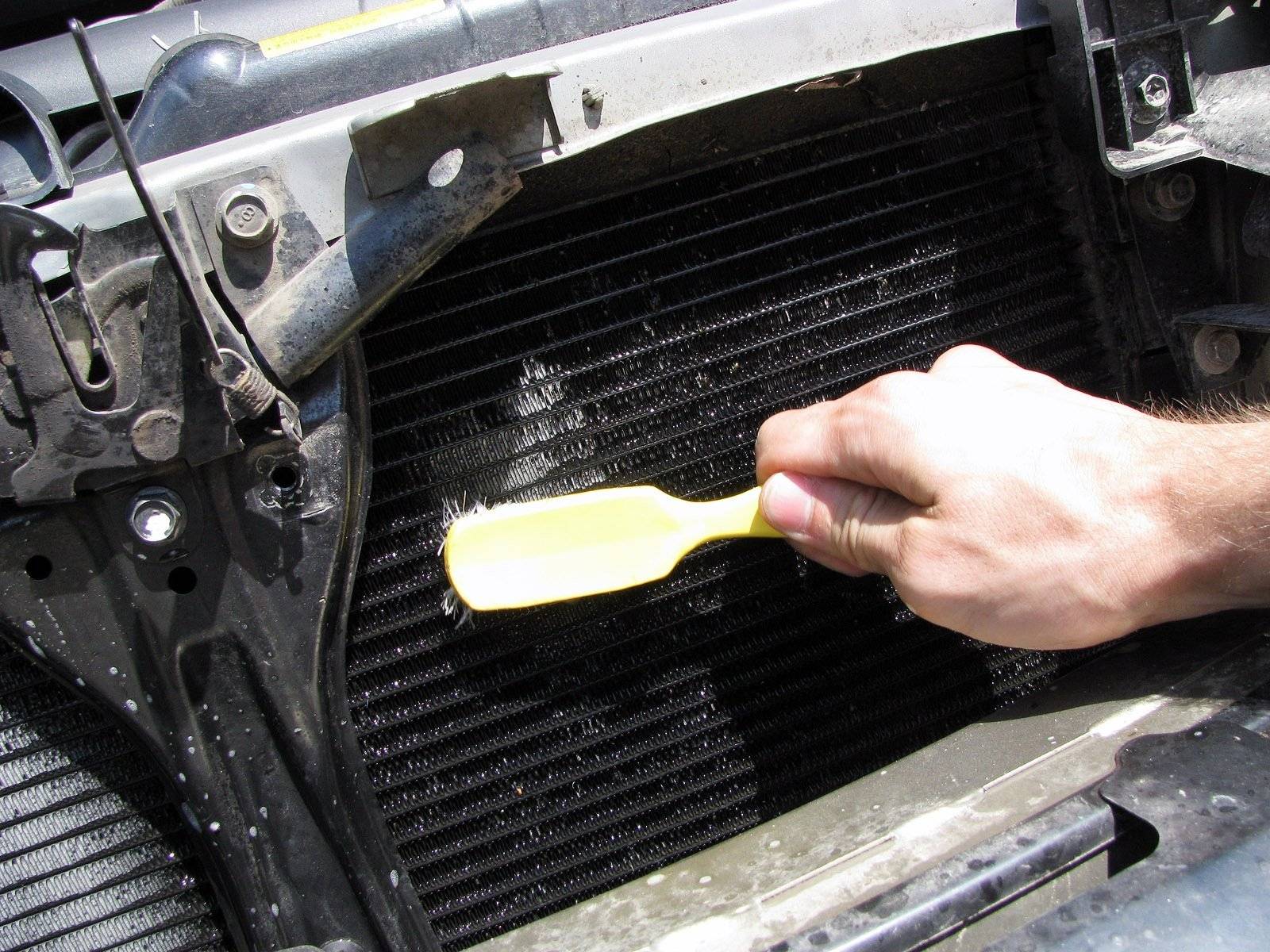 Как почистить радиатор автомобиля снаружи не снимая: средства для чистки, инструкция, советы, видео