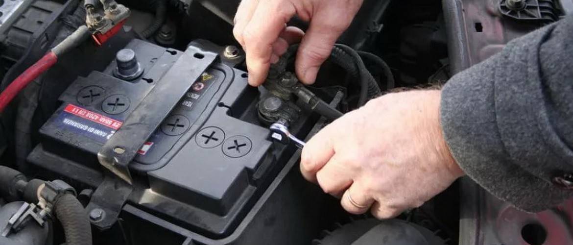 Как снять аккумулятор с автомобиля – полезные советы. последовательность снятия акб с машины | аккумуляторы и батареи