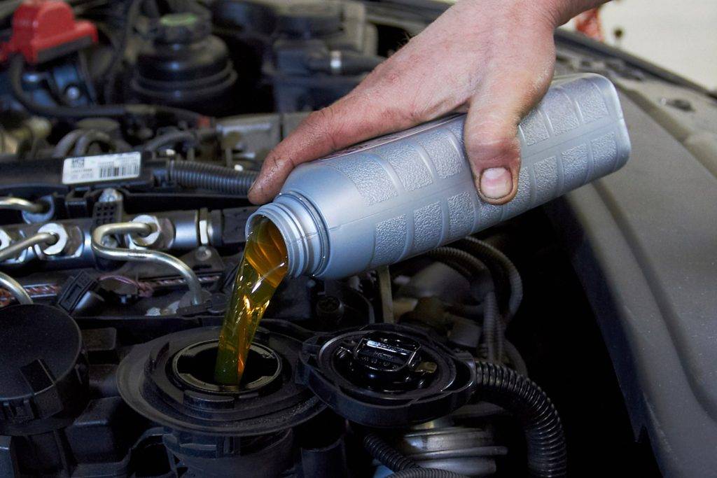 Как правильно заливать масло в машину?