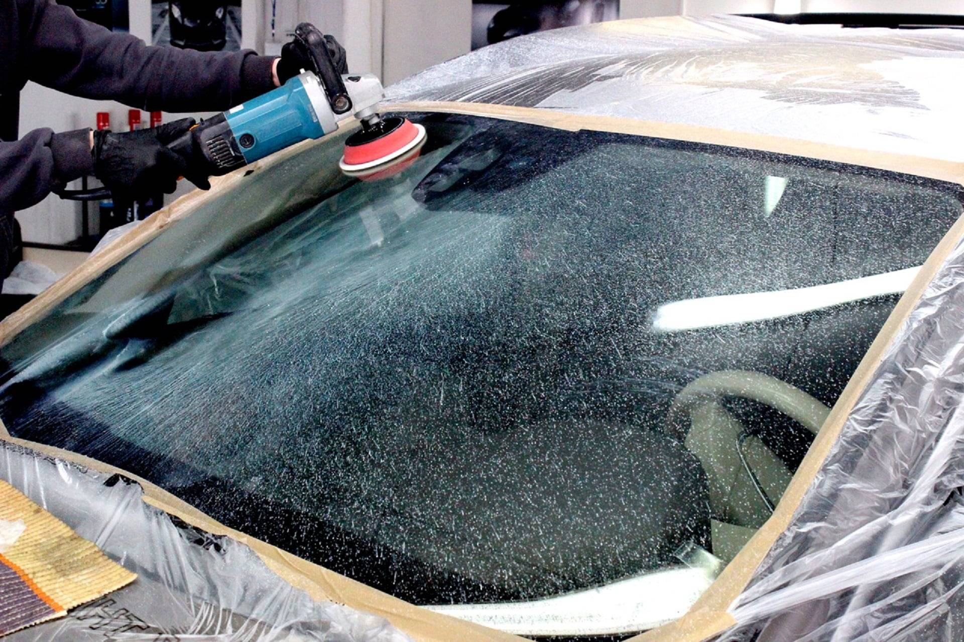 Полировка стекол автомобиля от царапин: боковые, лобовое, инструментом и в ручную