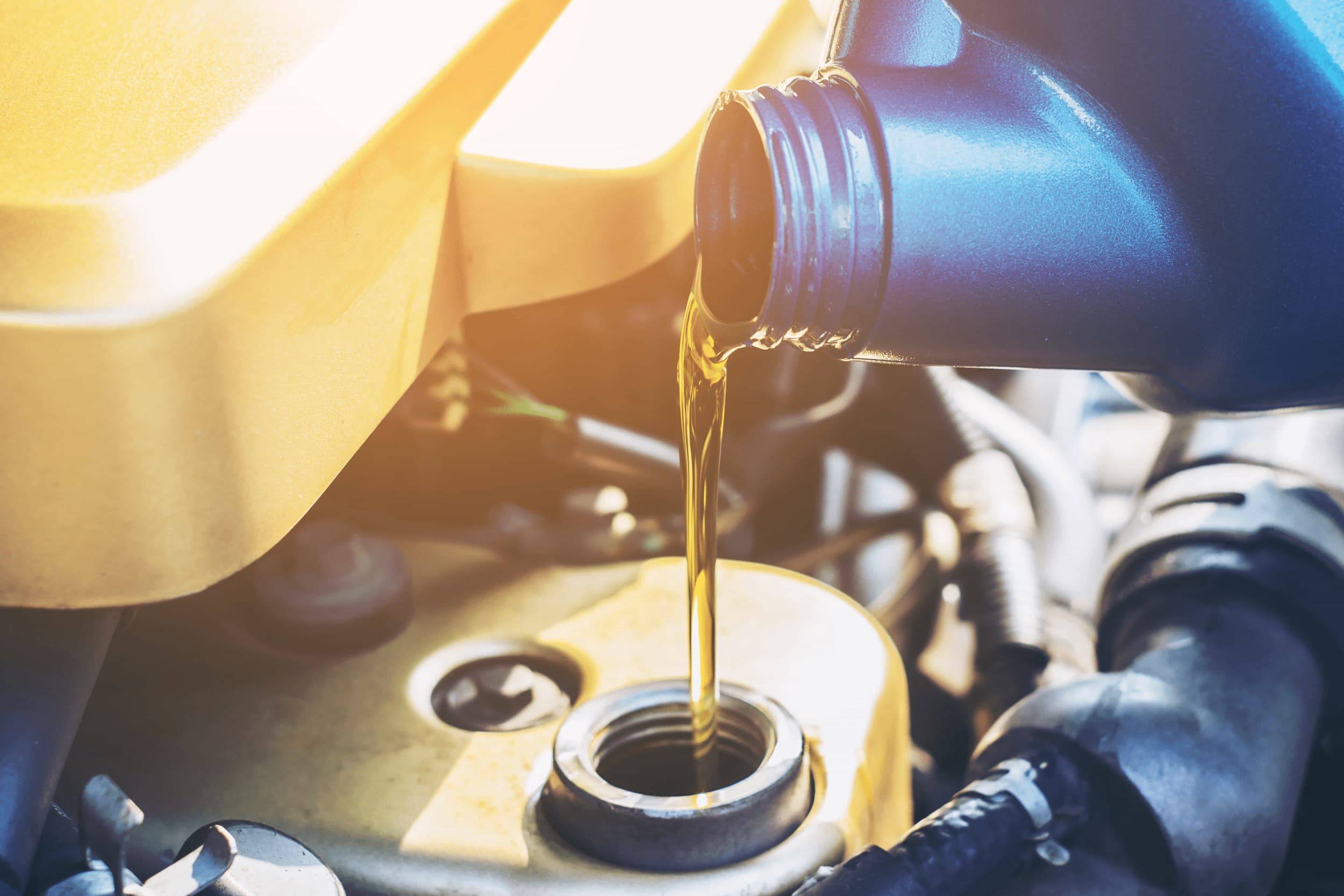 Как часто менять масло в двигателе автомобиля: периодичность замены, через сколько километров? | tuningkod
