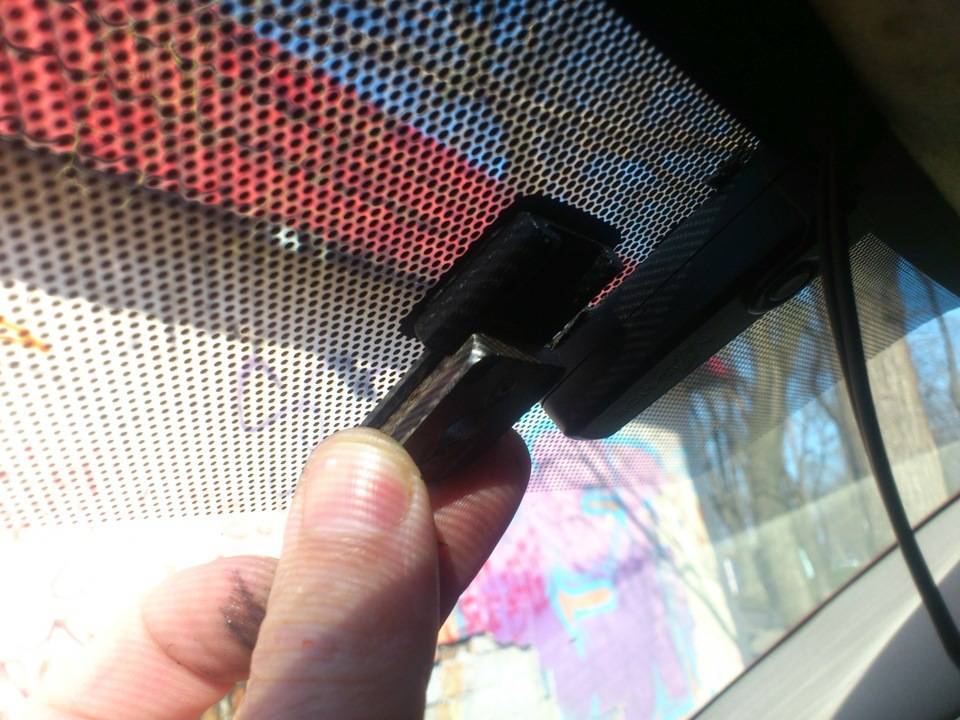 Как правильно приклеить зеркало заднего вида на лобовое стекло автомобиля
