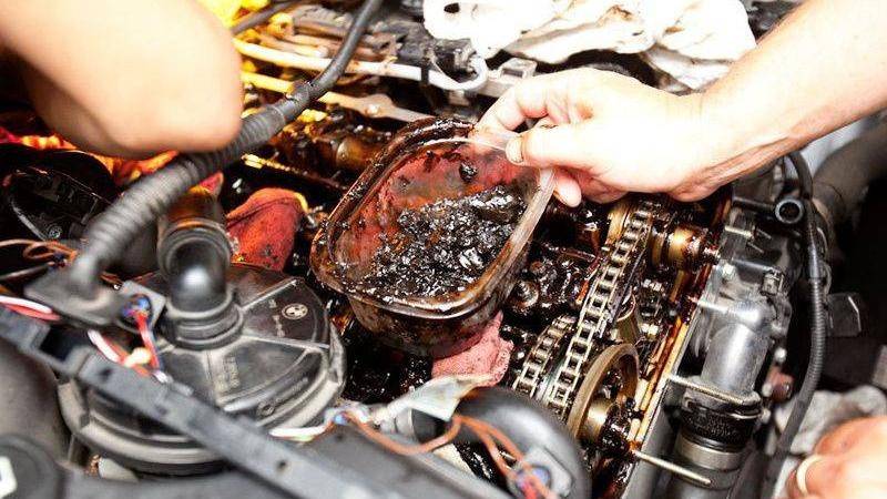 Почему низкий уровень масла в моторе, какие могут быть последствия?
