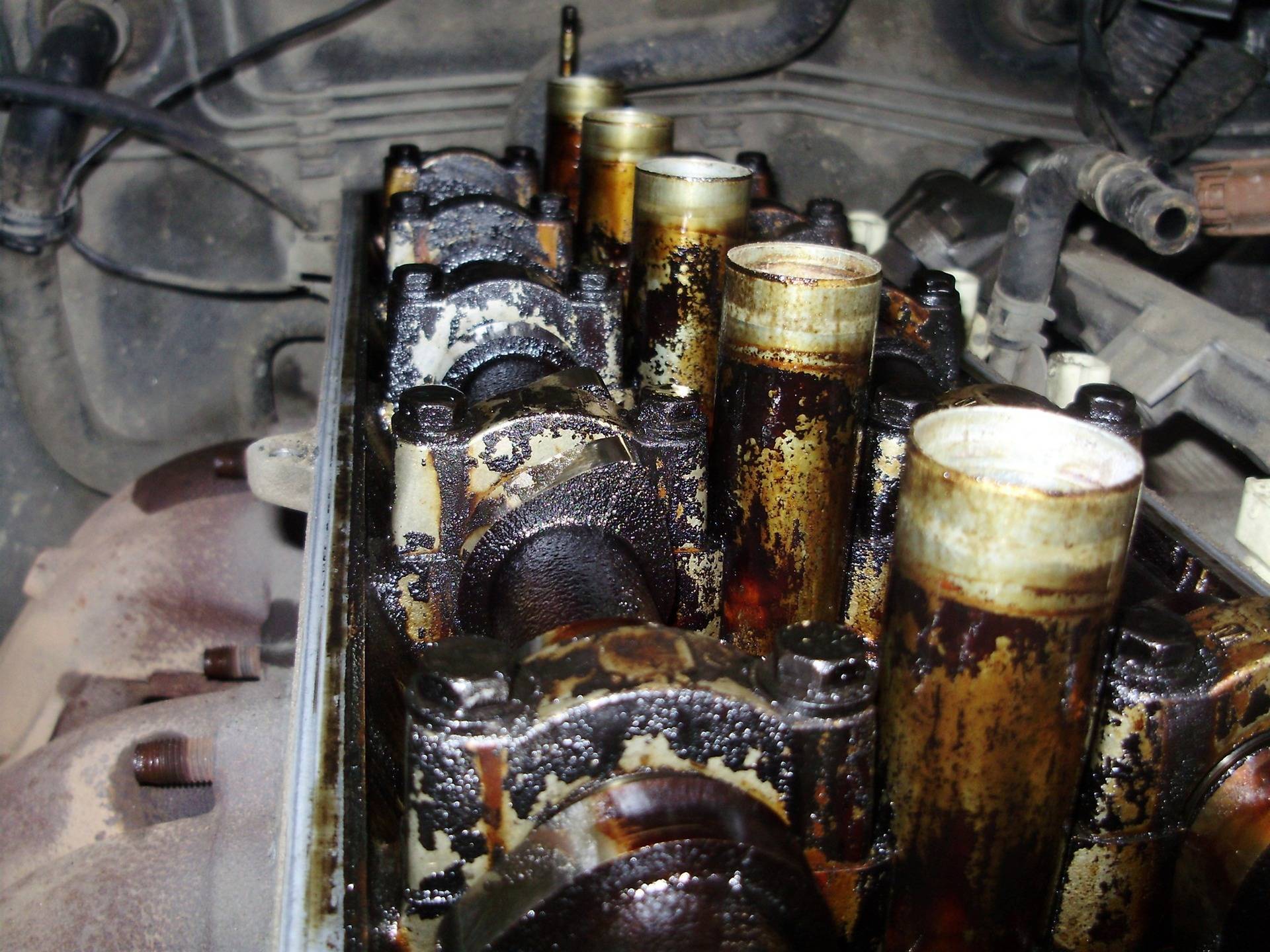 Двигатель жрет масло: причины, диагностика, ремонт, присадки.