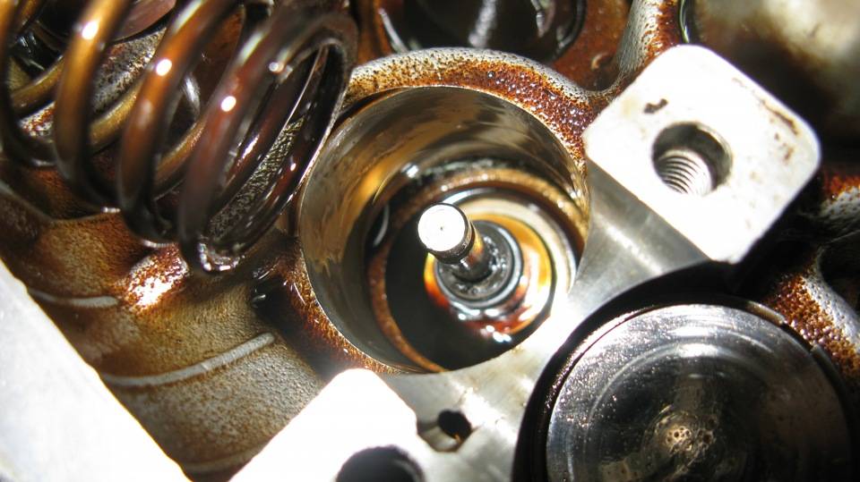 Дымит двигатель: как понять, кольца или колпачки - автосервис